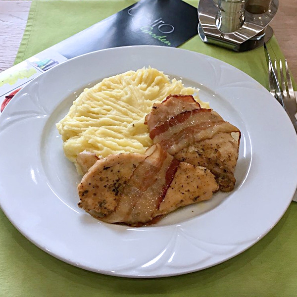 Göngyölt-baconos csirkemell hasábburgonyával, savanyúság