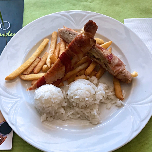 Göngyölt-baconos csirkemell hasábburgonyával, savanyúság