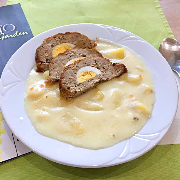 Burgonyafőzelék sertéspörkölttel
