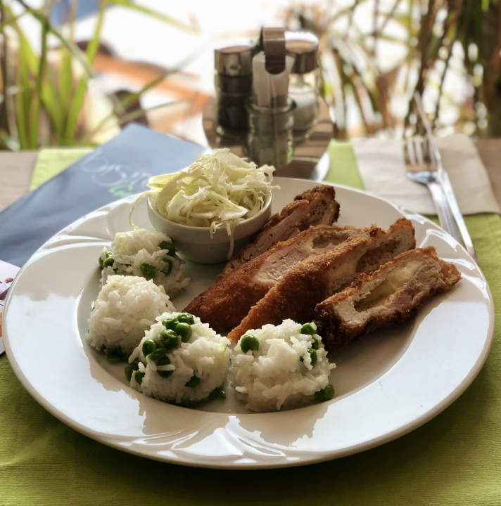 Cordon Bleu rizzsel, káposztasaláta