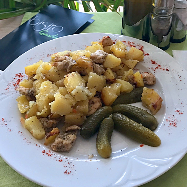 Csibe brassói csemegeuborkával