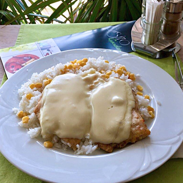 Fokhagymás-sajtos csirkemell kukoricás rizzsel, savanyúság