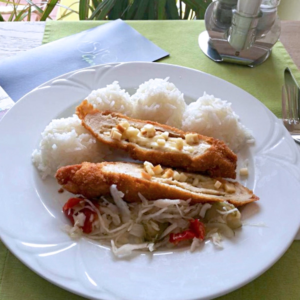 Füstölt sajttal töltött csirkemell rizzsel, savanyúság