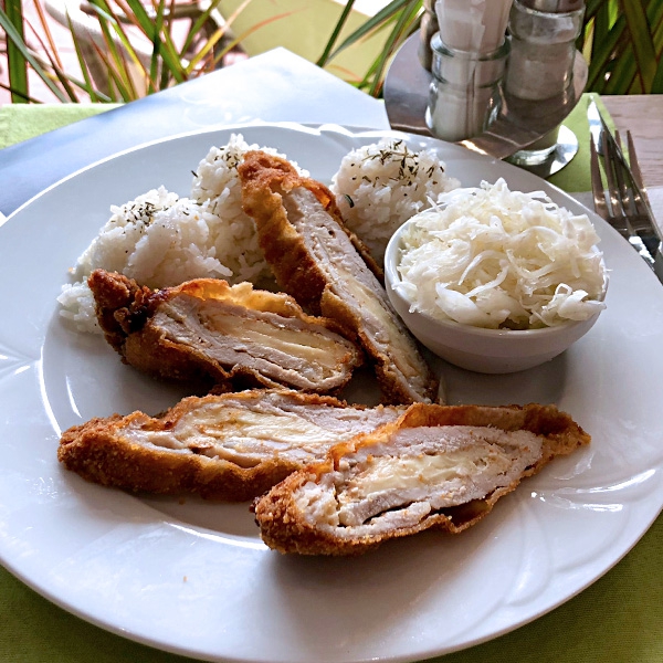 Füstölt sajttal töltött karaj rizzsel, savanyúság