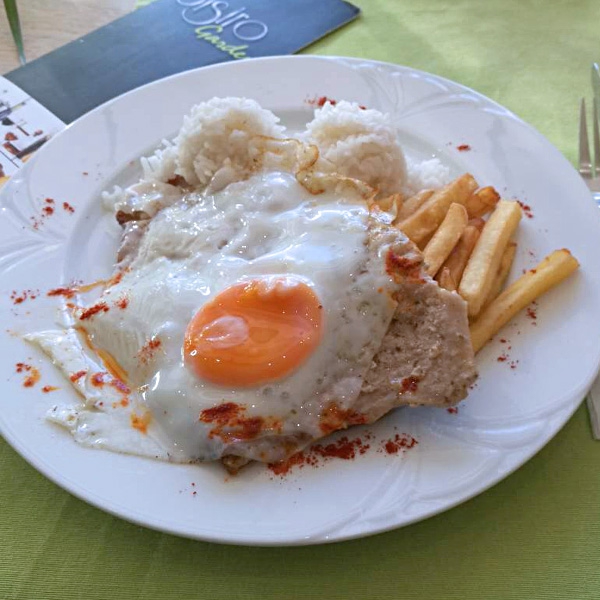 Holstein sertésszelet vegyes körettel, káposztasaláta
