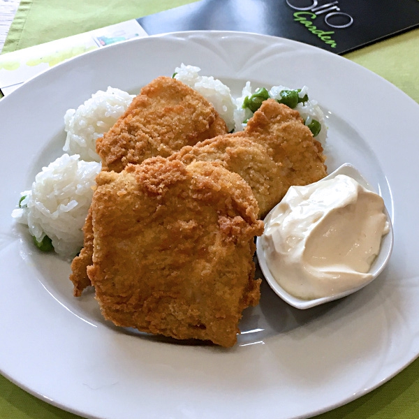 Rántott hekkfilé rizzsel, tartármártás