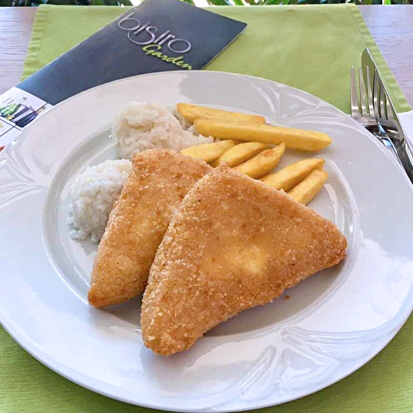 Rántott sajt rizzsel, tartármártás