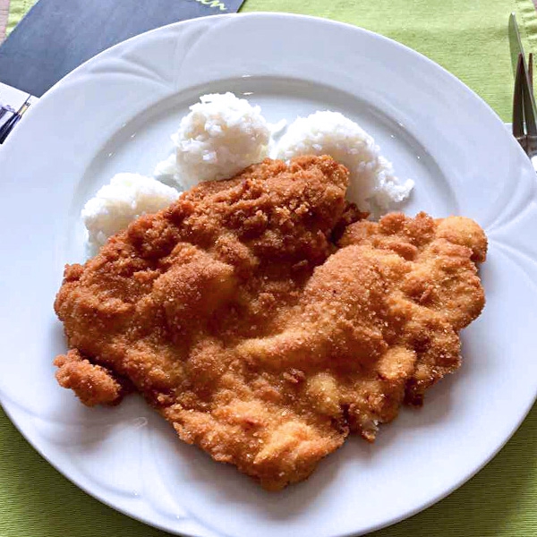 Rántott sertésszelet rizzsel, vegyes vágott