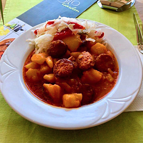 Paprikás krumpli kolbásszal, csemegeuborka