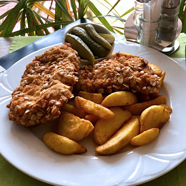 Rántott csirkemell steakburgonyával, savanyúság