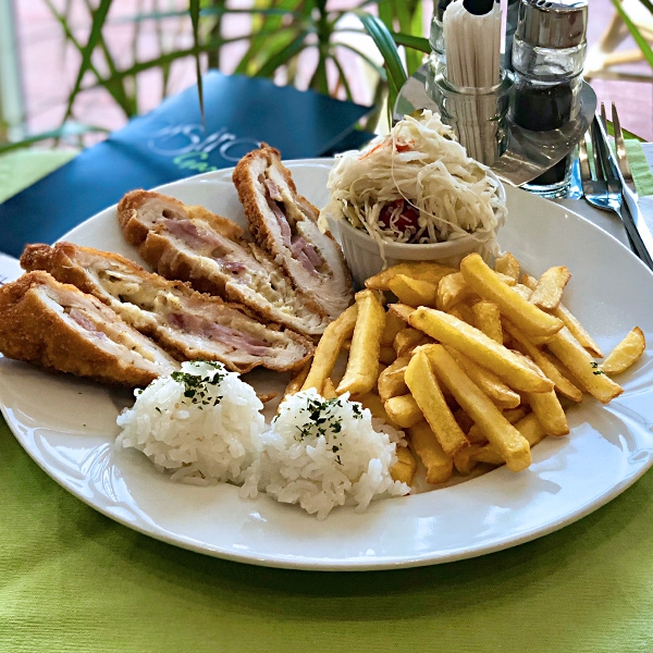 Sajttal-sonkával töltött csirkemell hasábburgonyával, savanyúság