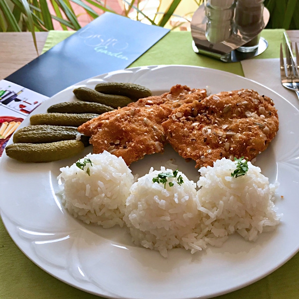 Sokmagvas csirkemell rizzsel, csemegeuborka