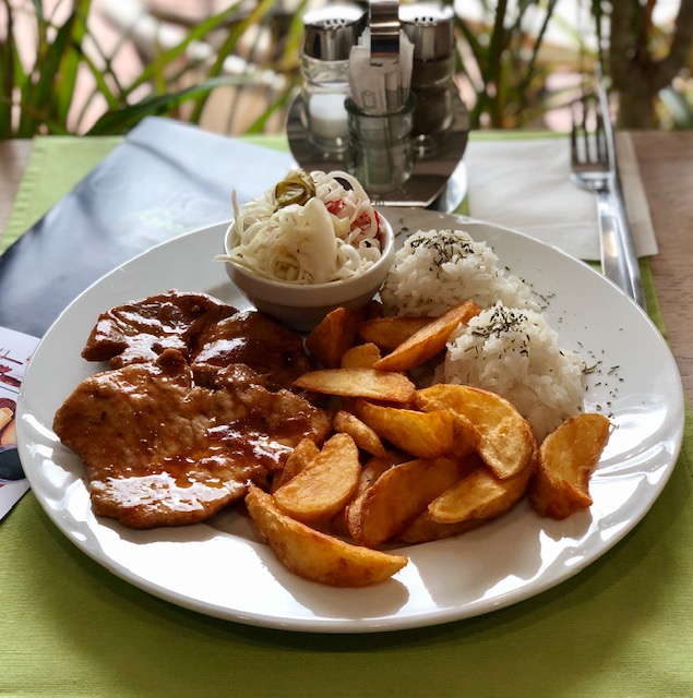 Barbecue sertésszelet rizzsel, savanyúság