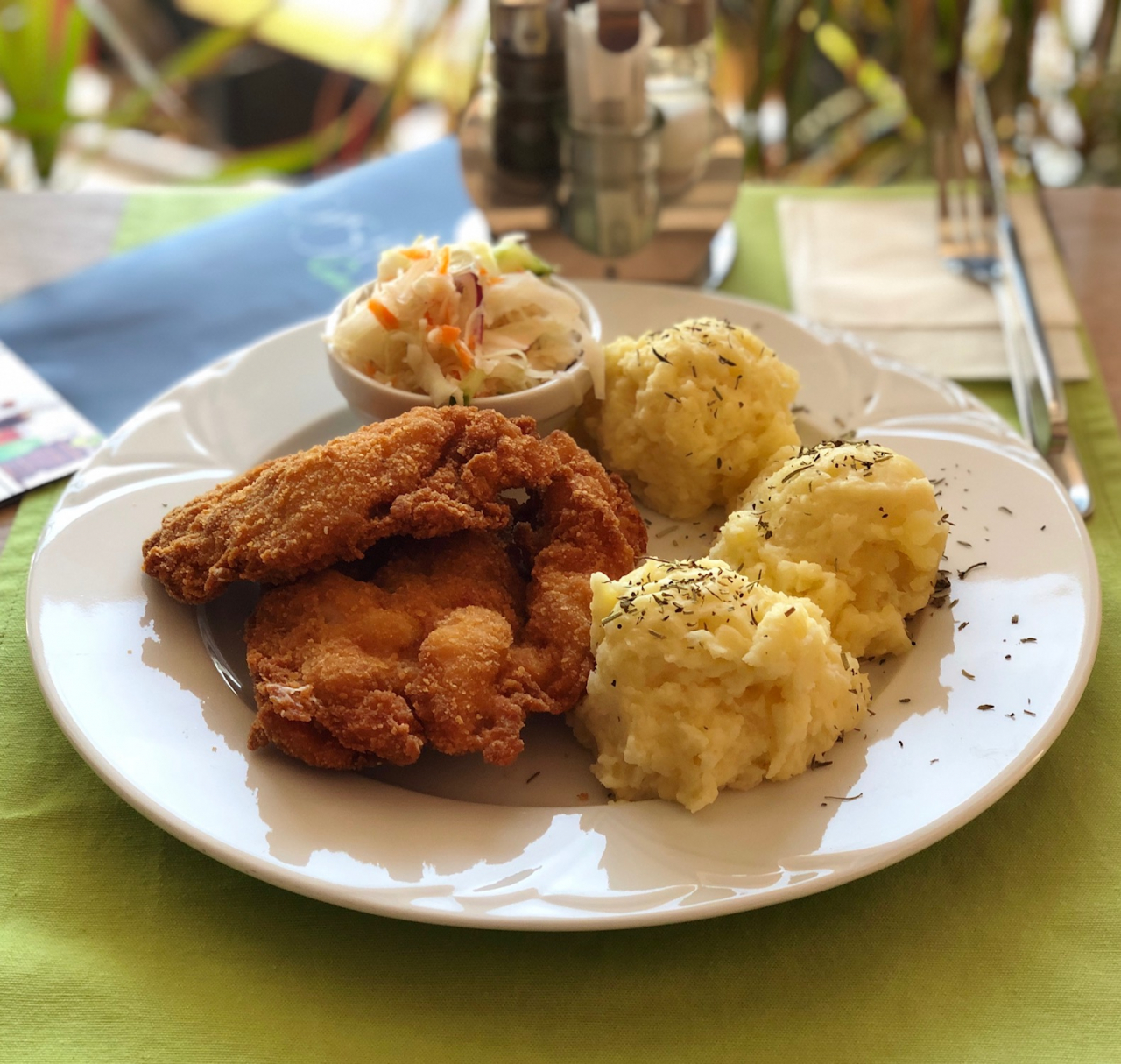 Rántott csirkecombfilé burgonyapürével