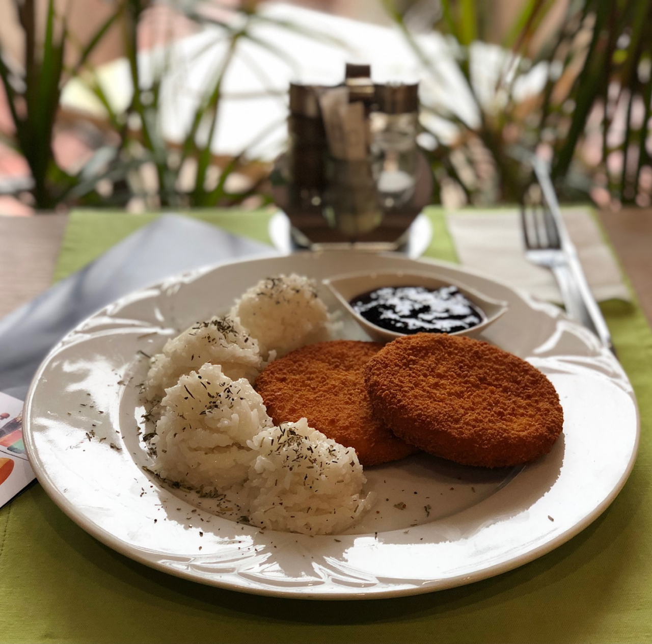 Rántott camembert rizzsel, áfonyalekvár