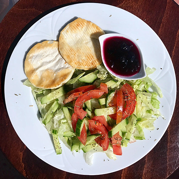  Grillezett camembert salátaágyon CSAK 12.30-TÓL
